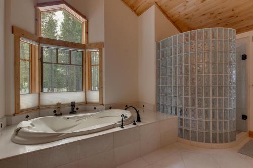 Majestic Woods at Tahoe Donner - High End Craftsman w Game Room, Hot Tub, Amenity Access