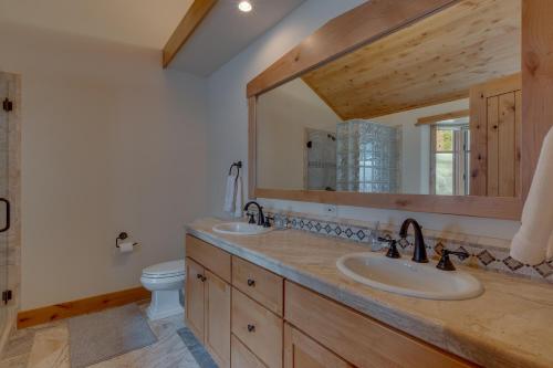 Majestic Woods at Tahoe Donner - High End Craftsman w Game Room, Hot Tub, Amenity Access