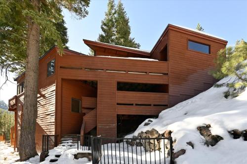 On the Edge at Alpine Meadows - Fireplace- Mountain Views- Great Location! Shuttle Service! in Alpine Meadows (CA)