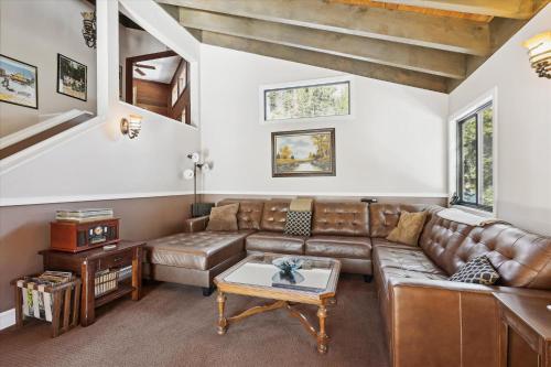 On the Edge at Alpine Meadows - Fireplace- Mountain Views- Great Location! Shuttle Service! in Alpine Meadows (CA)