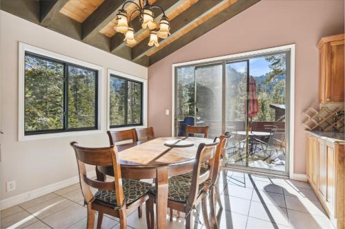 On the Edge at Alpine Meadows - Fireplace- Mountain Views- Great Location! Shuttle Service! in Alpine Meadows (CA)