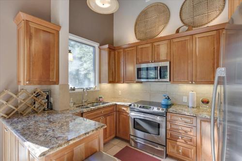 On the Edge at Alpine Meadows - Fireplace- Mountain Views- Great Location! Shuttle Service! in Alpine Meadows (CA)