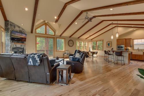 Paradise in the Pines - Luxury Home in Quite Neighborhood, Wooded Views, Short Drive to Skiing