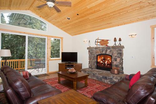 Sans Souci Terrace on the West Shore- 4 BR Cabin, Avail as a Ski Lease, Near Skiing! photo 2
