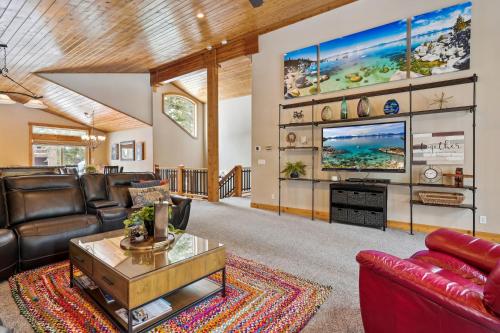 Ski View at Tahoe Donner - Stunning 4 BR w Private Hot Tub - HOA Amenities