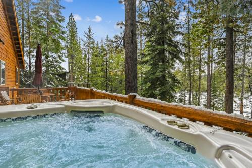 Ski View at Tahoe Donner - Stunning 4 BR w Private Hot Tub - HOA Amenities