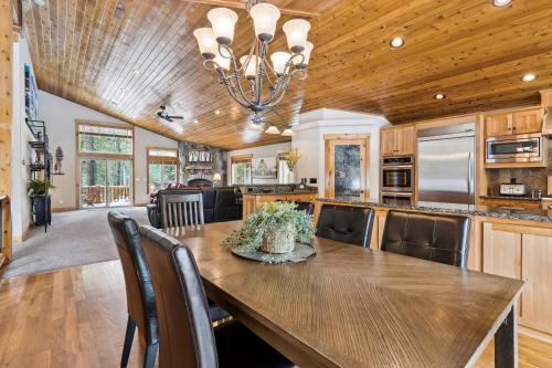 Ski View at Tahoe Donner - Stunning 4 BR w Private Hot Tub - HOA Amenities