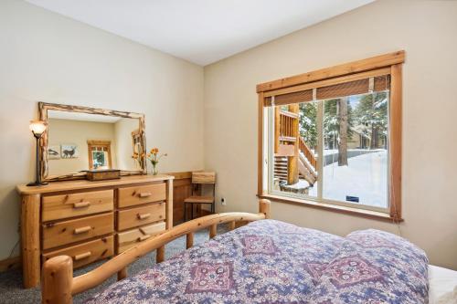 Ski View at Tahoe Donner - Stunning 4 BR w Private Hot Tub - HOA Amenities