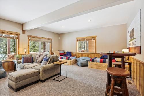 Ski View at Tahoe Donner - Stunning 4 BR w Private Hot Tub - HOA Amenities