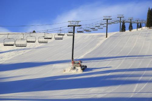 Ski View at Tahoe Donner - Stunning 4 BR w Private Hot Tub - HOA Amenities