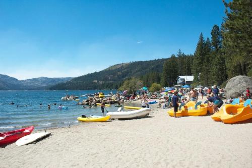 Ski View at Tahoe Donner - Stunning 4 BR w Private Hot Tub - HOA Amenities