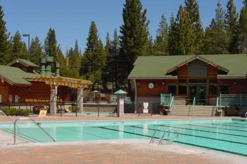 Ski View at Tahoe Donner - Stunning 4 BR w Private Hot Tub - HOA Amenities