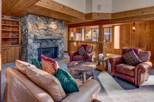 Snowbird Retreat at Northstar - Beautiful 4BR with Private Hot Tub, Free Ski Shuttle, HOA Amenities