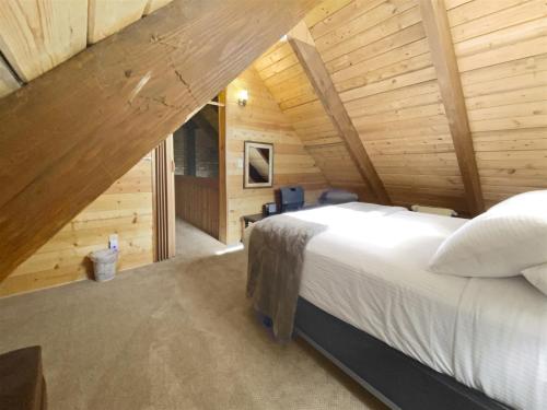 Whispering Pines Getaway - image 7