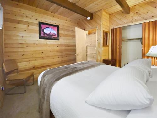 Whispering Pines Getaway - image 12