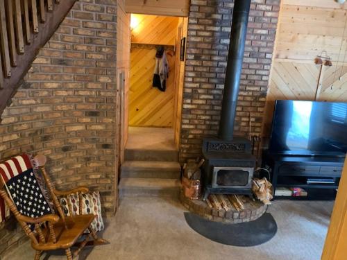 Whispering Pines Getaway - image 10