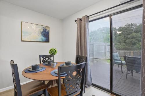Comfort & Convenience 3bd, 15 Near Hwy & Mall in Bolingbrook, USA