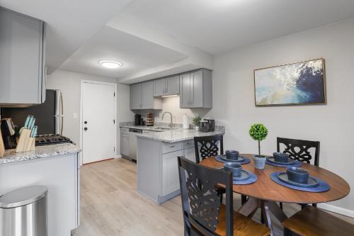 Comfort & Convenience 3bd, 15 Near Hwy & Mall in Bolingbrook, USA