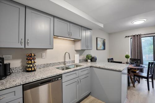 Comfort & Convenience 3bd, 15 Near Hwy & Mall in Bolingbrook, USA