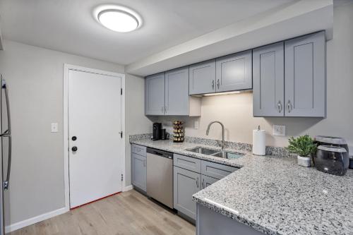 Comfort & Convenience 3bd, 15 Near Hwy & Mall in Bolingbrook, USA