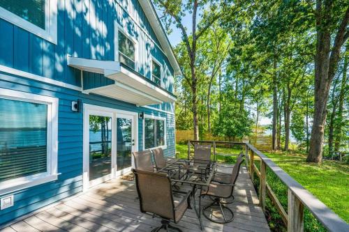 Luxurious Lakefront Escape in Chapin, USA