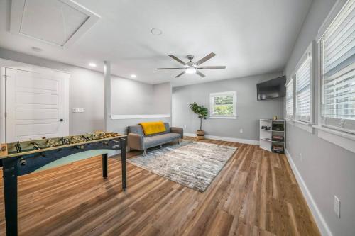 Luxurious Lakefront Escape in Chapin, USA