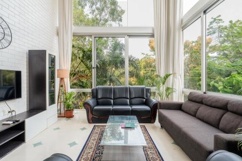 Shared lounge/TV area, HideAway 2BHK Duplex Villa, North Goa (STU) in Mapusa