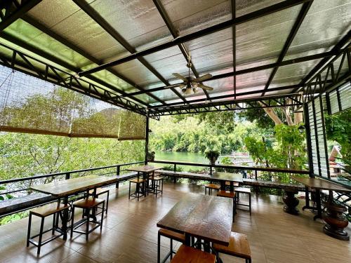 Restaurant, ชอว์ งาทอง รีสอร์ต Chor Ngar Thong Erawan Kanchanaburi in Si Sawat