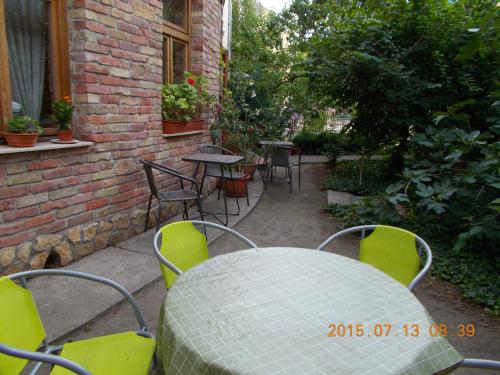Hungaria Guesthouse - image 4