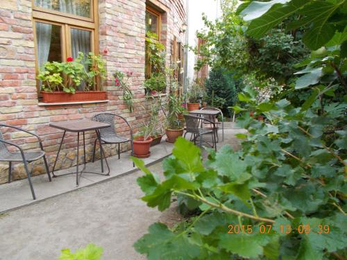 Hungaria Guesthouse - image 11