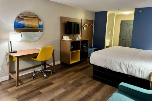 King Room - Non-Smoking room in Days Inn by Wyndham Sarasota I-75