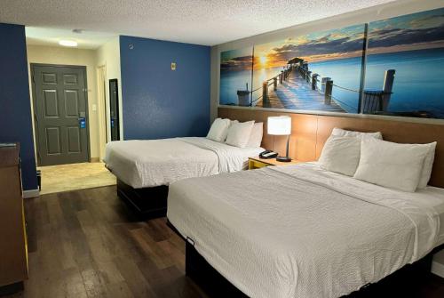 Queen Room with Two Queen Beds and Bath Tub - Mobility/Hearing Access - Non-Smoking image 2