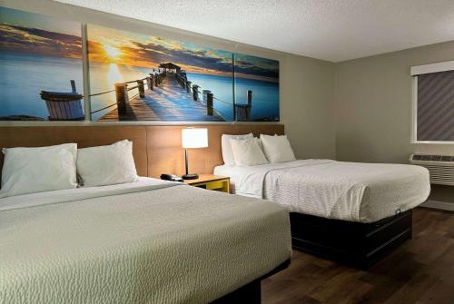 Queen Room with Two Queen Beds  - Non-Smoking room in Days Inn by Wyndham Sarasota I-75