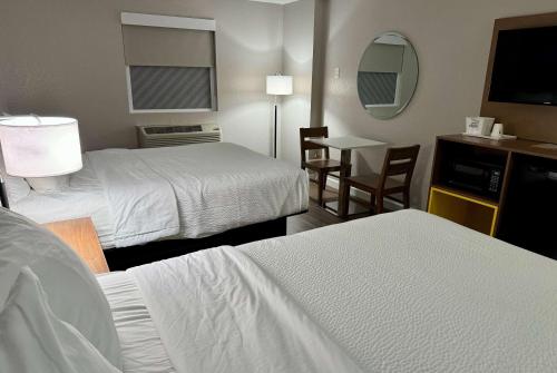 Days Inn by Wyndham Sarasota I-75 - image 10