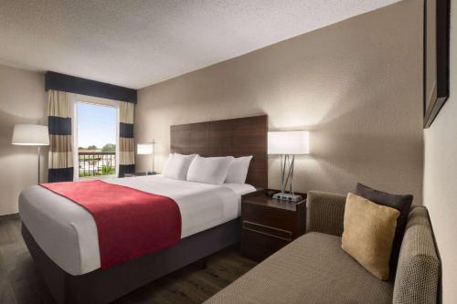 Ramada by Wyndham Sarasota Waterfront 