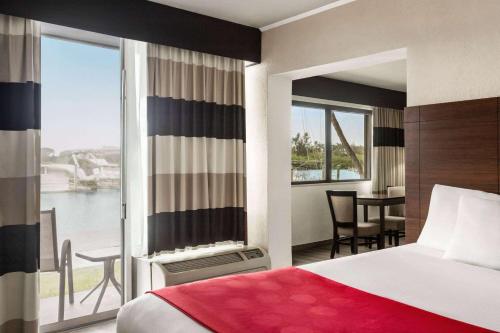 Ramada by Wyndham Sarasota Waterfront 