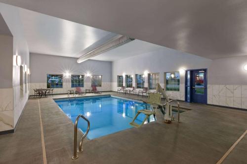 La Quinta by Wyndham Olathe - image 8