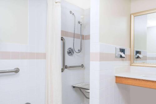 베이몬트 바이 윈덤 카슨 로체스터 에어리어 - 샤워실