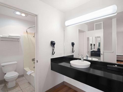 Dunnigan Inn & Suites - image 3