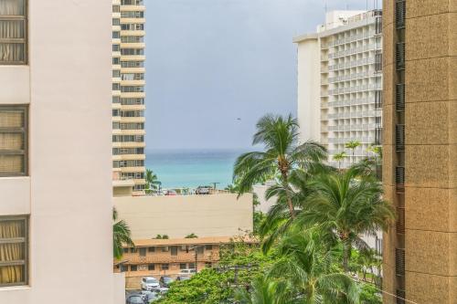 Deluxe Condo with Recreation Deck View Free parking & WiFi - image 12