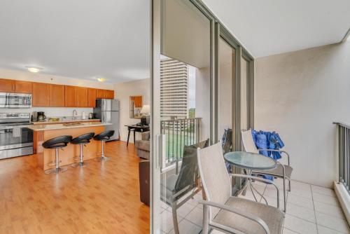 Deluxe Condo with Recreation Deck View Free parking & WiFi - image 8
