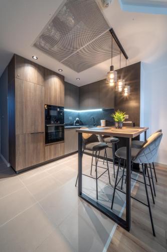 Sunrise Sky Lux Apartment, 33rd floor, Pool and Fitness Included, Skopje (zdjęcie 6)