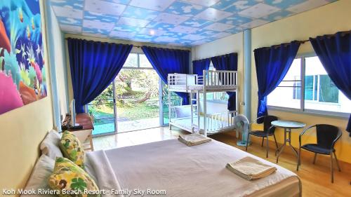 1 king bed, 2 bunk beds
