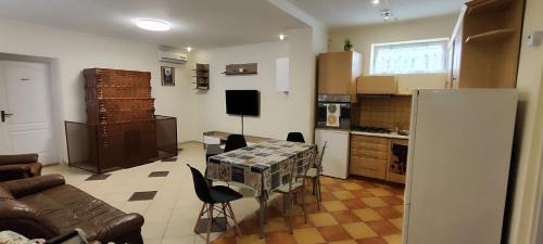 virtuve, Andika Apartman Szajk in Szajk