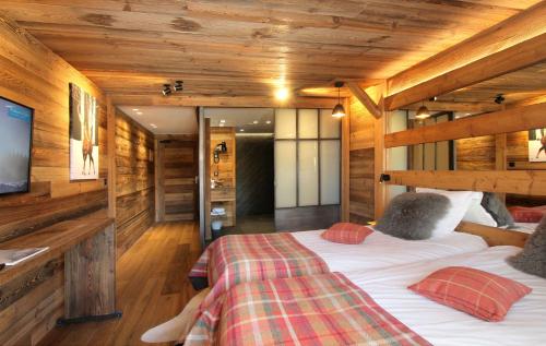 Standard Twin Room image 8