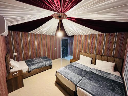 2 twin beds