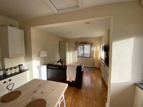 Cosy stable conversion between Sheffield & Leeds in ทอร์ปออดลิน