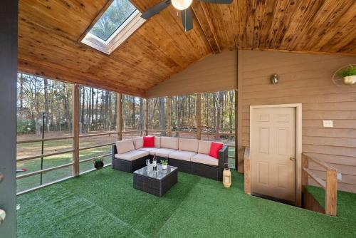 Modern Cabin Oasis - 2 Acre! in Apex, USA