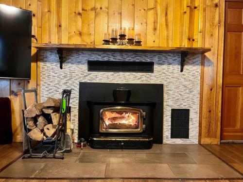 Serene and Magical Cabin w/Barrel Sauna and Fireplace in Pine Cove, USA