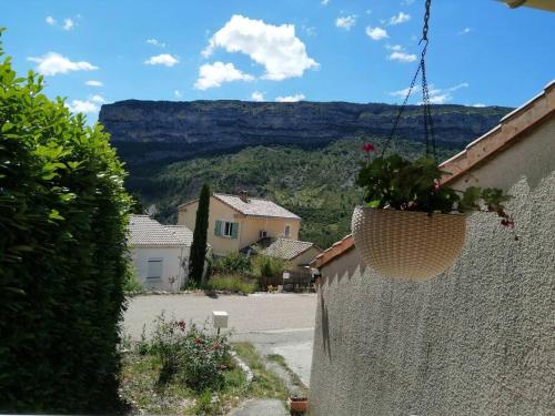 Maison vue sur le rocher - Rémuzat